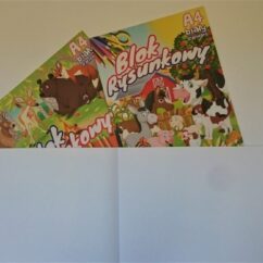 Valge joonistuspaberiplokk, mille kaanel on loomad rohumaal.
