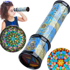 Kaleidoskoobid, mille sisse vaatab laps ning teine on lihtsalt valgel tasutal.