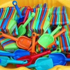 Ilusad värvilised liivakasti kühlid kollases plastikust liivakastis.