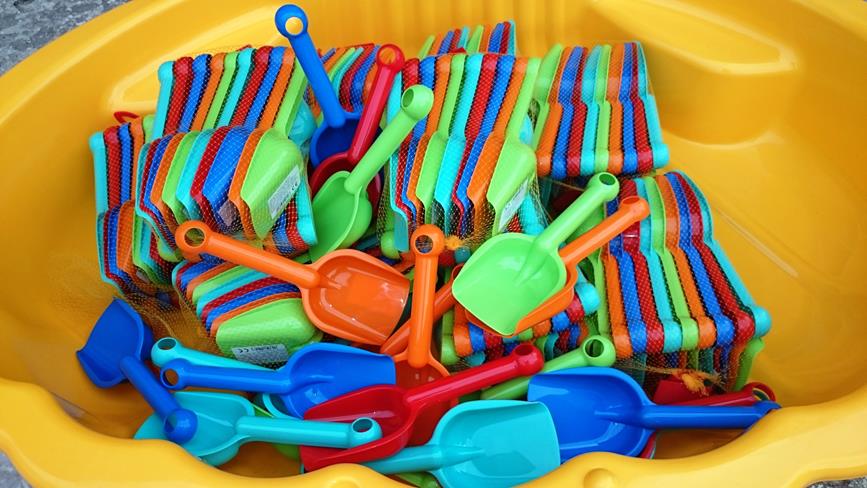 Ilusad värvilised liivakasti kühlid kollases plastikust liivakastis.