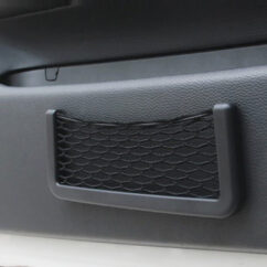 Võrgust lisatasku, mis on kinnitatud auto salongi, uksele, näiteks telefoni hoidmiseks.