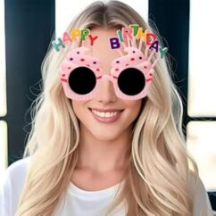 Blond naisterahvas kellel on ees roosad prillid, mille peal on kiri happy birthday.