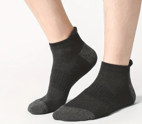 Mustad meeste sokid halli kanna ja varbaosa ja madala säärega.