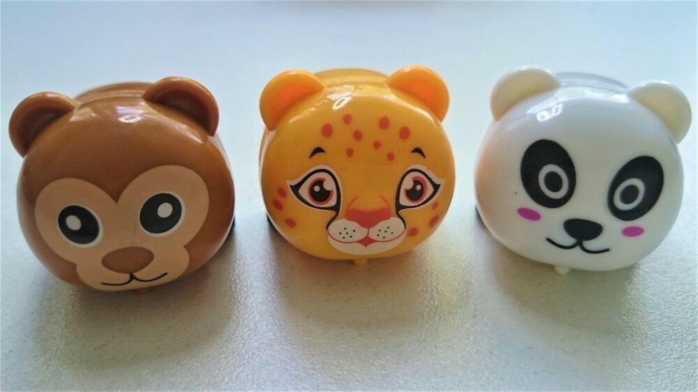 Väiksed plastikust ratastel loomad karu, panda ja tiiger.