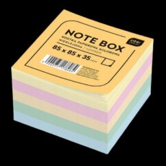 Plokk pastelset märkmepaberit mustal taustal.