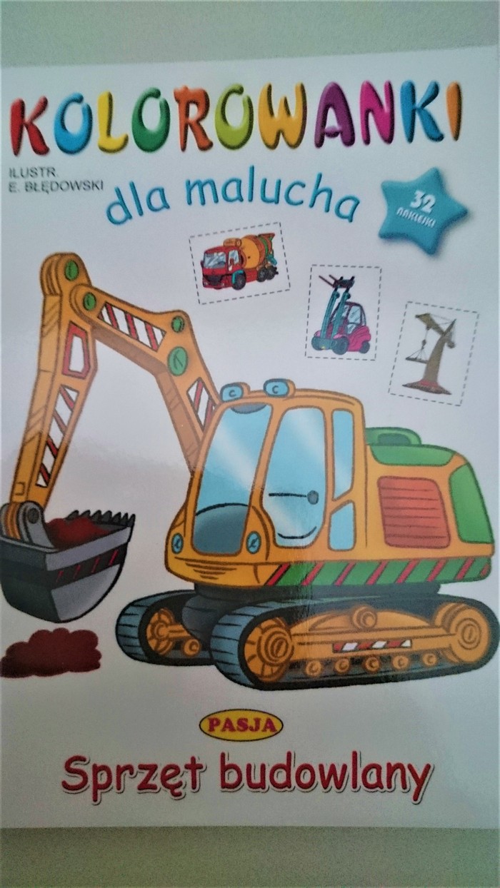 Laste valge kaanega värviraamat, mille kaanel on kollane ekskavaator.